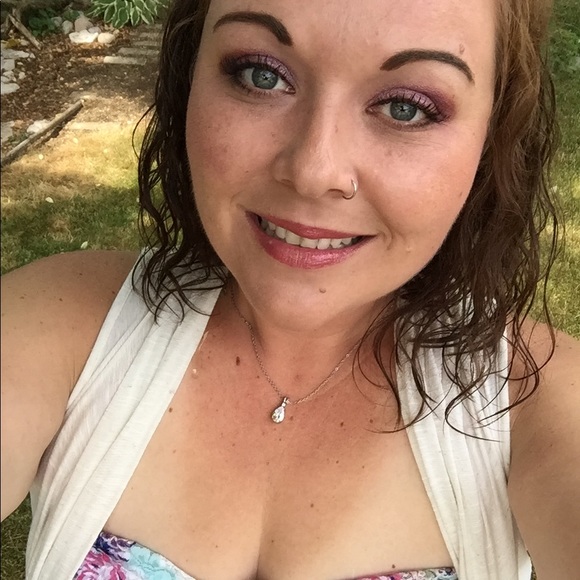 Meet your Posher, Jenn - Picture 3 of 4